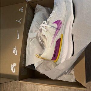BNWT nike invincible 3 running sneakers size 7.5
